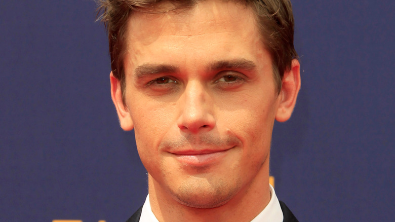 Antoni Porowski smiling at event 