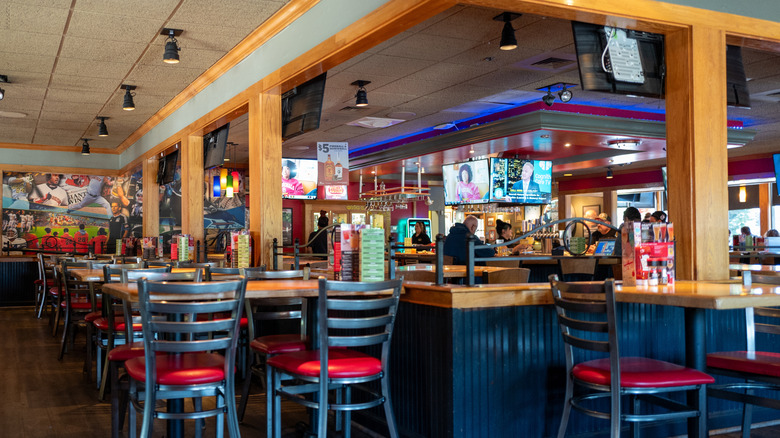 Applebee's interior