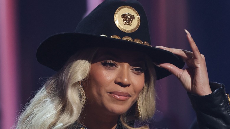 Beyoncé tipping cowboy hat