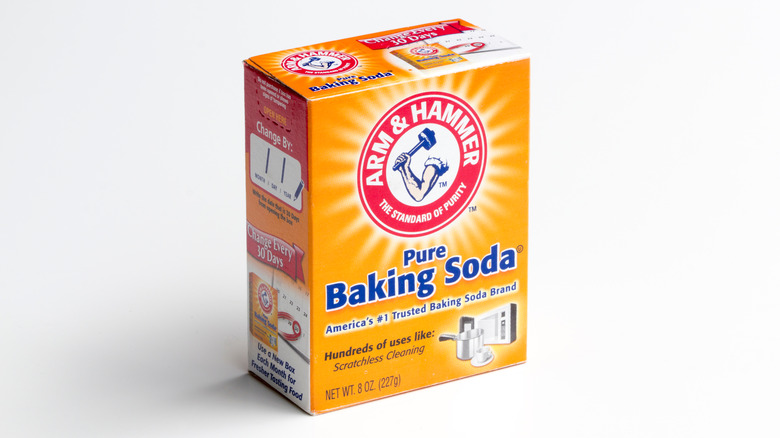 Arm&Hammer baking soda box