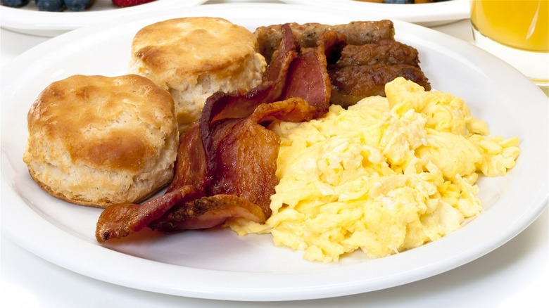 Scrambled eggs with bacon and biscuits