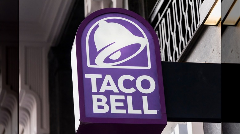 A Taco Bell sign
