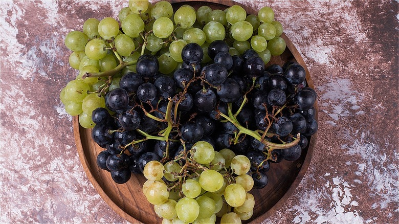 plate with green and purple grapes