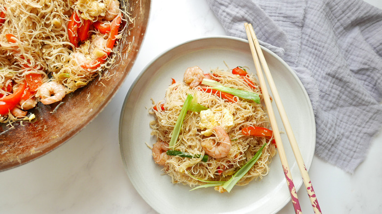 Pan fried vermicelli with prawn