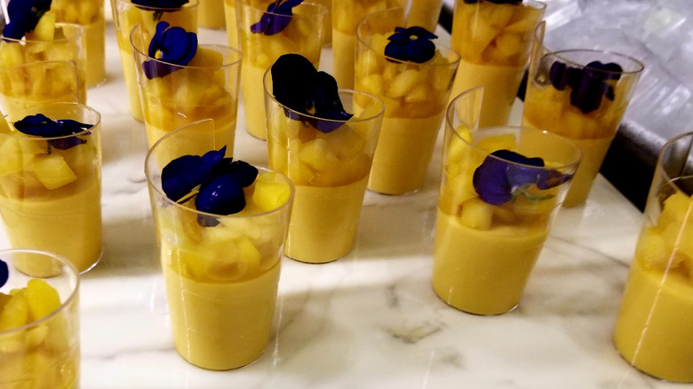 cups of mango crémeux