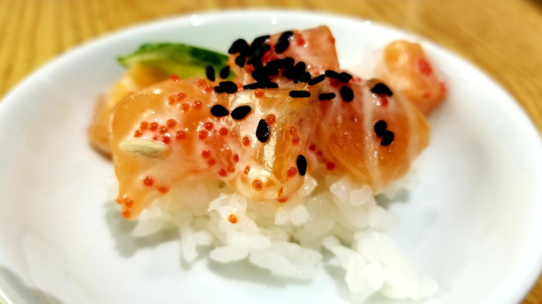 creamy salmon poke