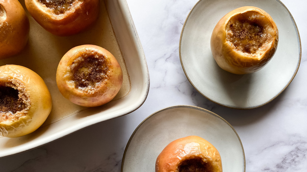 baked apples in pan