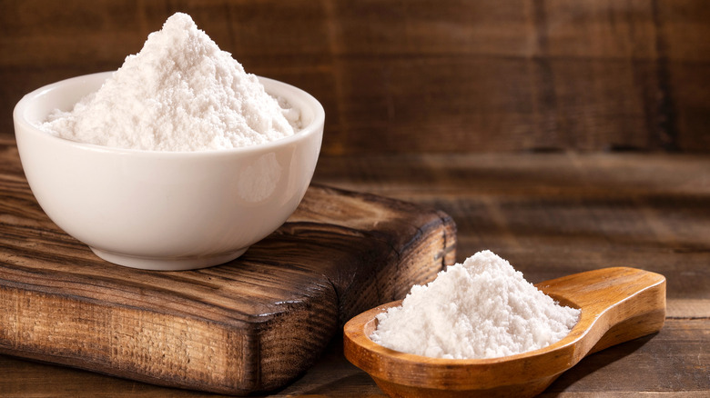 Baking soda in bowl and spoon