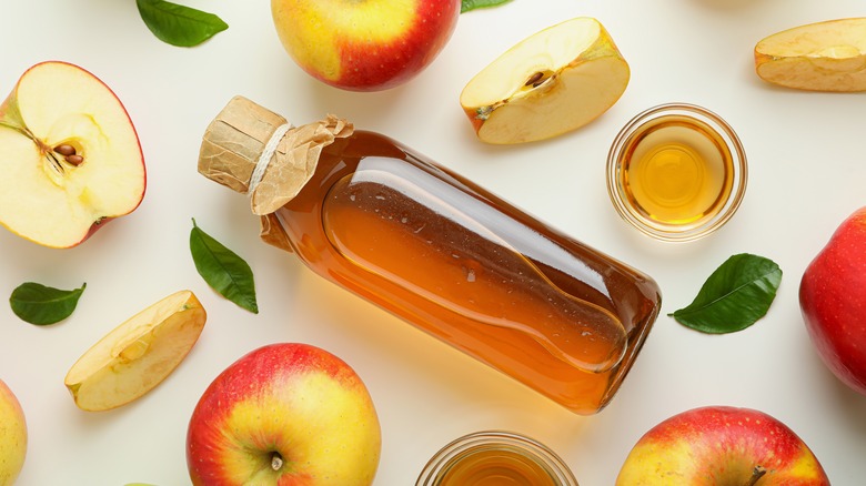 apples with apple cider vinegar