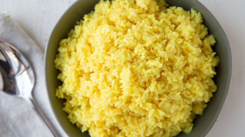 Riz jaune à peine 5 ingrédients dans un bol 