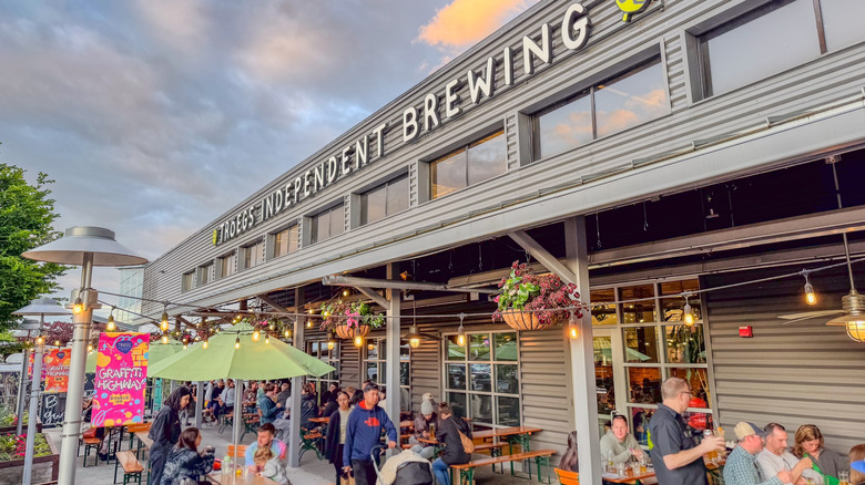 People dining outside of Tröegs Independent Brewing in Hershey, Pennsylvania