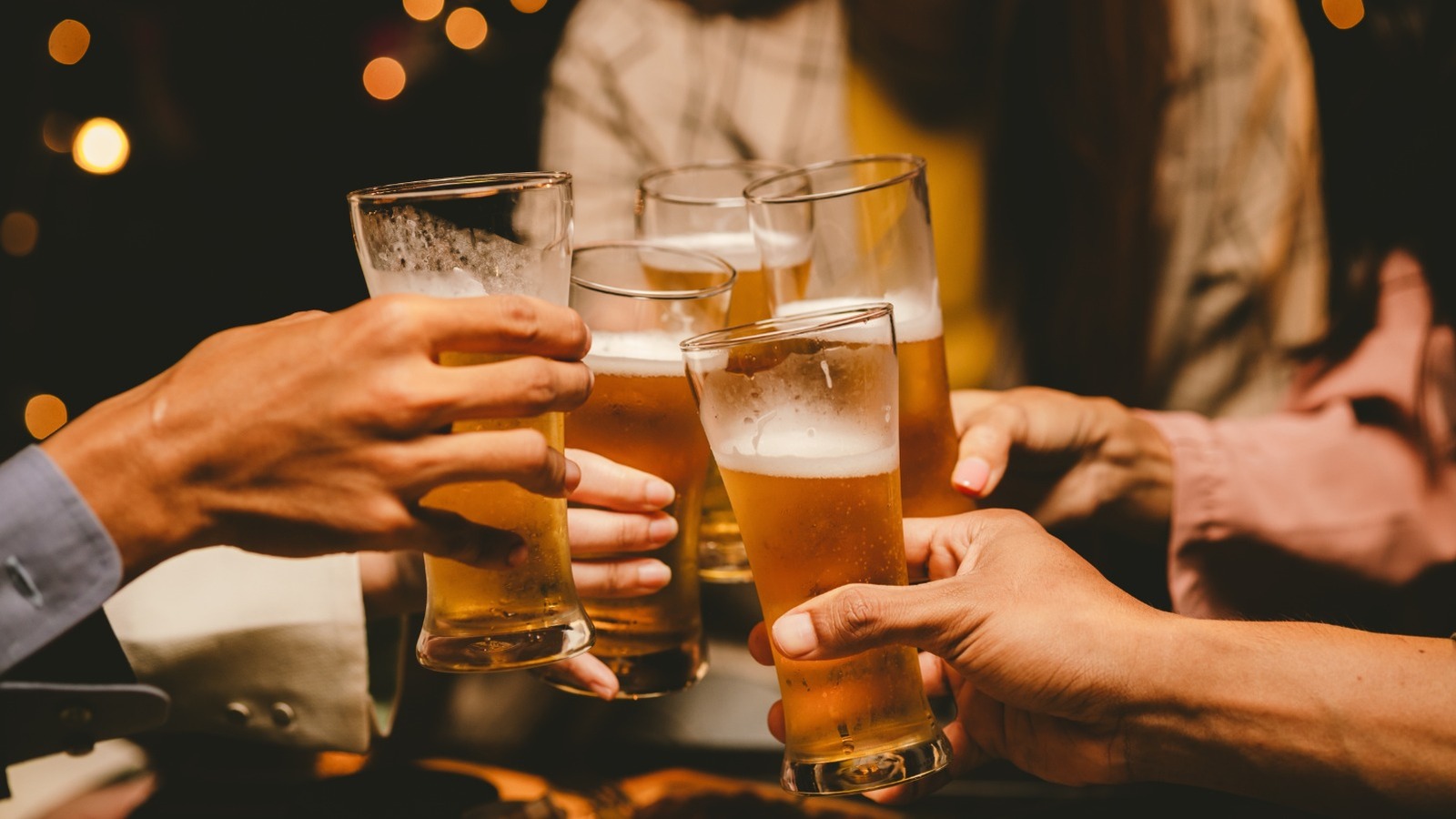 <a href="https://www.mashed.com/2268214/add-salt-beer-10x-the-flavor/" target="_blank">Beer Tastes 10x Better Sprinkled With This Pantry Staple</a>