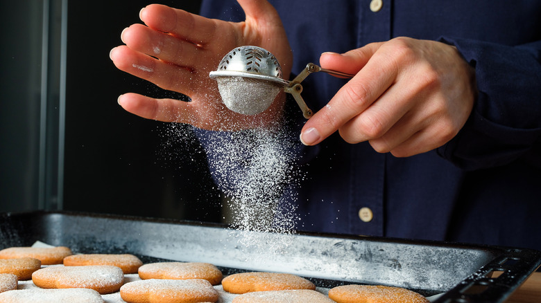 powdered sugar sprinkled on cookies