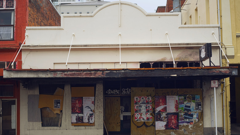 closed rundown restaurant front
