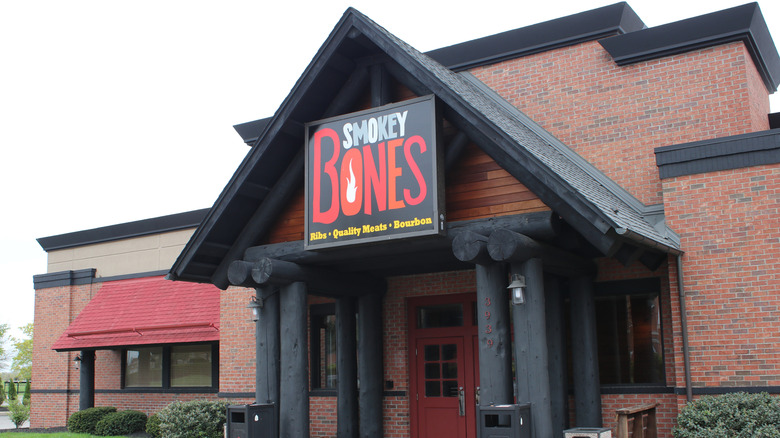 Smokey Bones entrance