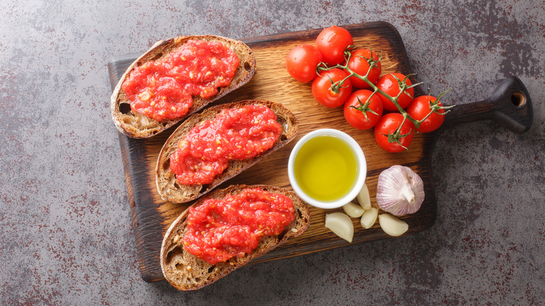 bread with tomatoes 