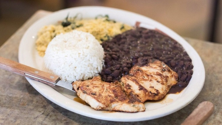 Filé with chicken, rice, farofa, and black beans