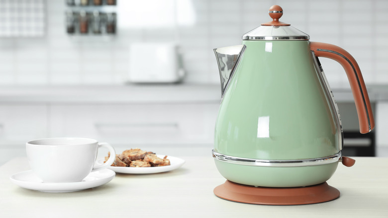 Retro style electric kettle