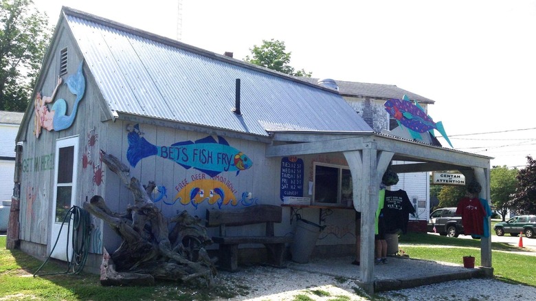 Exterior of Bet's Fish Fry in Boothbay, Maine.