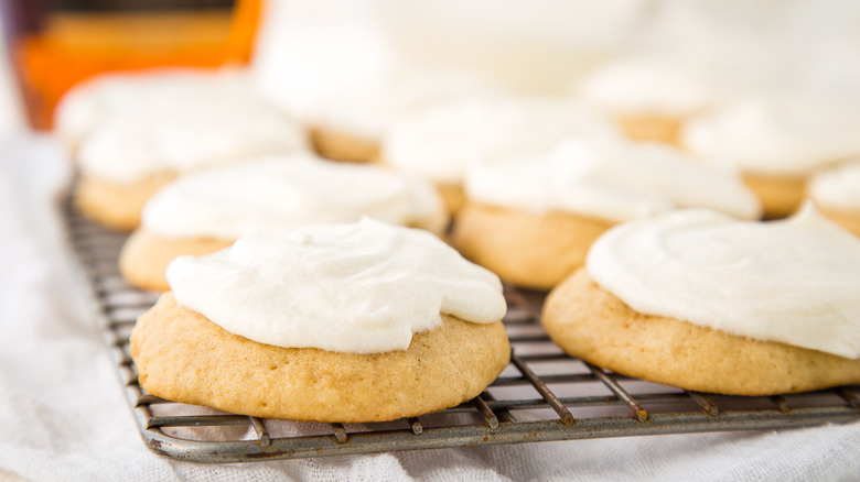 maple cookies on cooling sheet