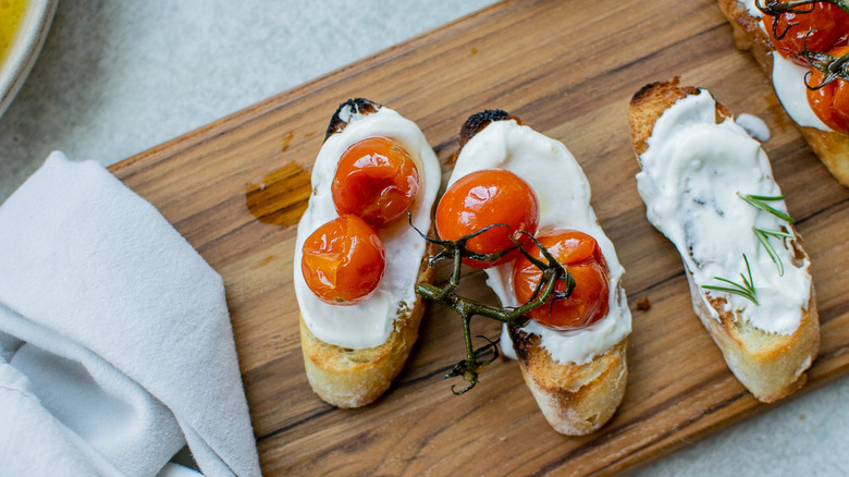 crostini on cutting board 