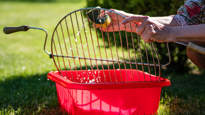 Cleaning a grill in a bucket