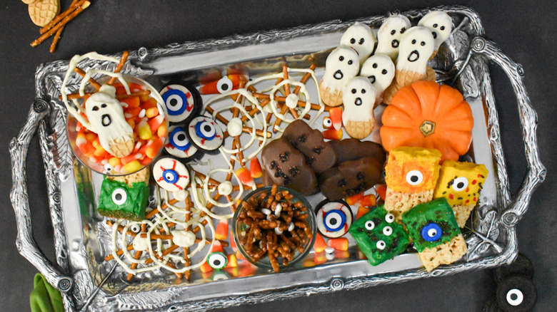 Halloween platter with candy 