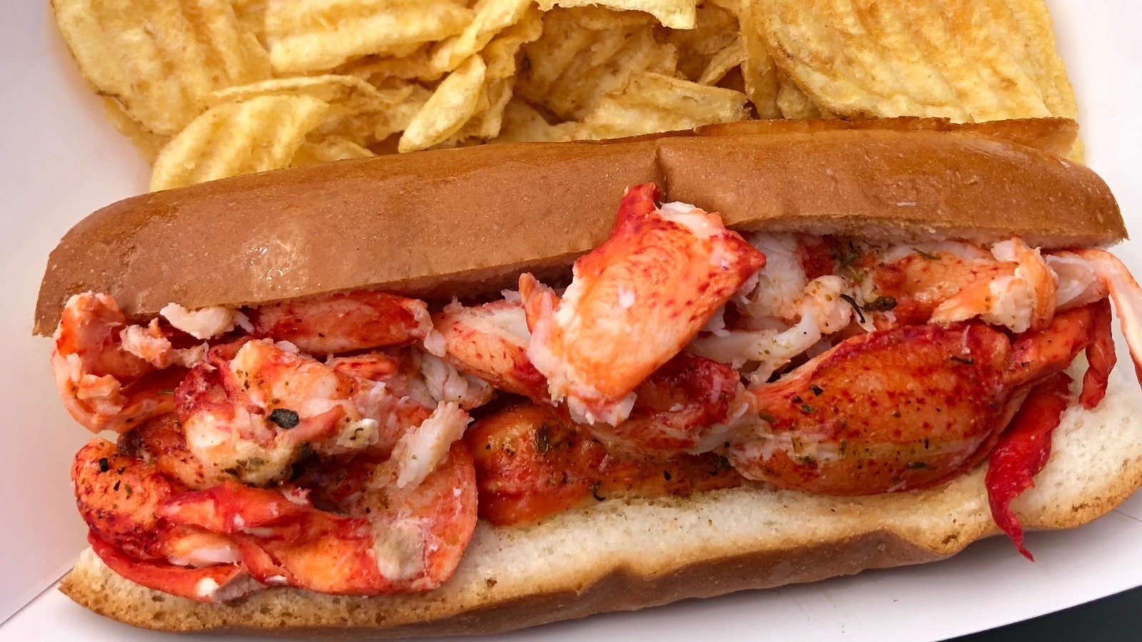 This Hole-In-The-Wall Restaurant In Hawaii Sells Some Of The Best Lobster Rolls In The Country, According To Reviews