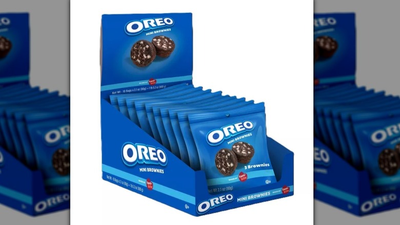 Display of Oreo mini brownies snack packs