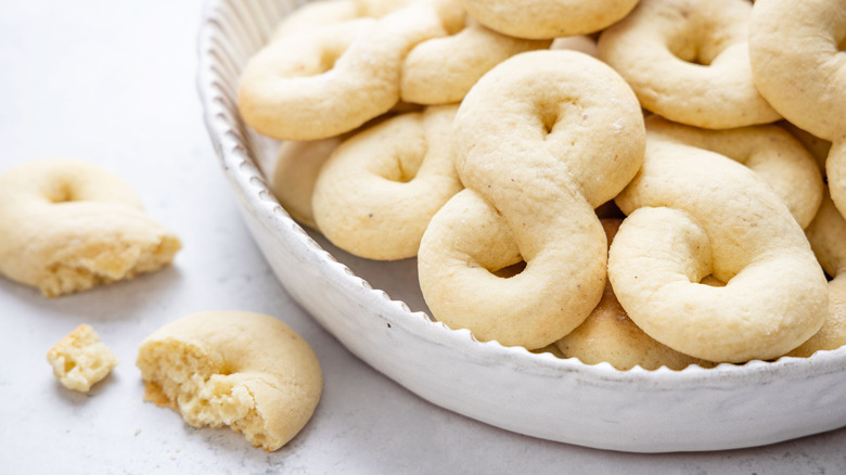 Krigla cookies in a bowl