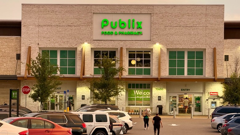 A Publix storefront