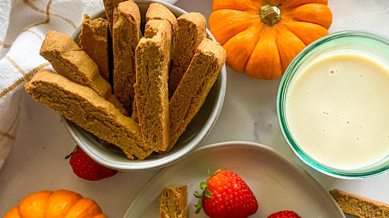 biscotti in bowl 