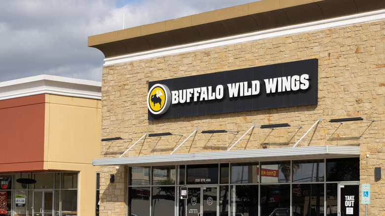Buffalo Wild Wings daytime exterior