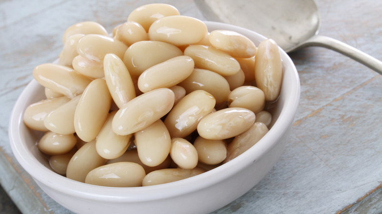 A bowl of cannellini beans