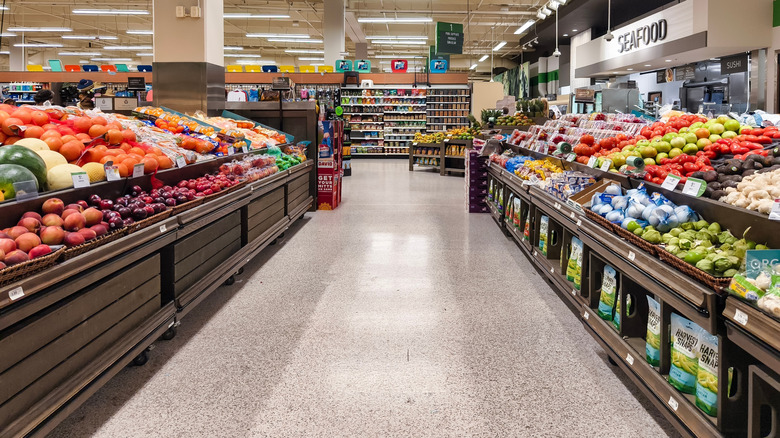 An empty produce aisle at Publix.
