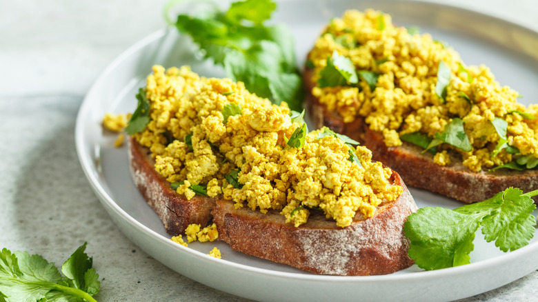 vegan scrambled eggs on toast