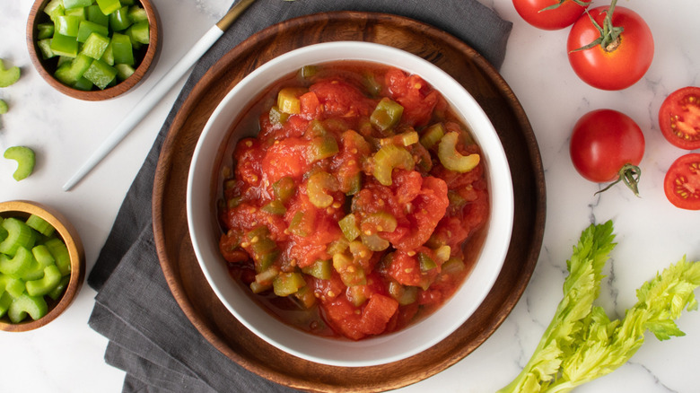 tomates étuvées meilleures qu'en conserve dans un bol 
