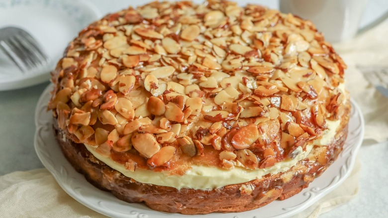 Whole bienenstich (German bee sting cake) on serving plate