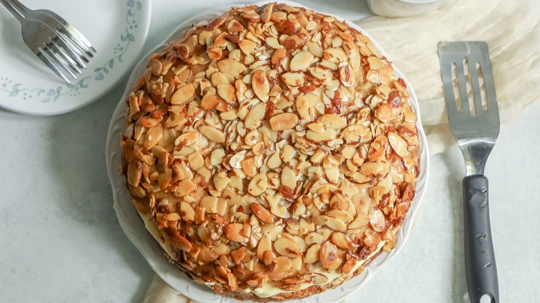 Whole bienenstich cake next to spatula