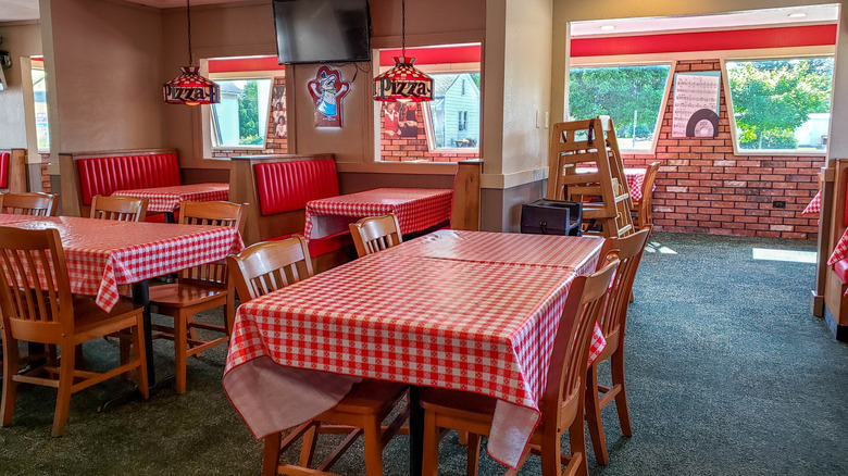 Nostalgic Pizza Hut interior with lamps and tablecloths
