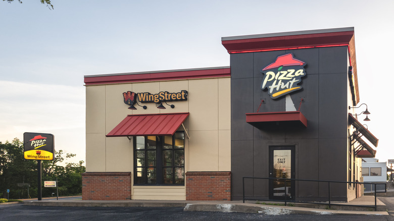 Pizza Hut storefront