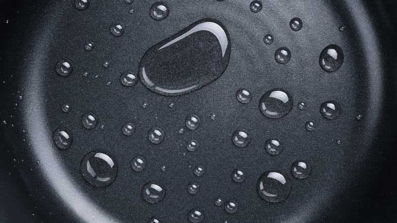 water drops on pan