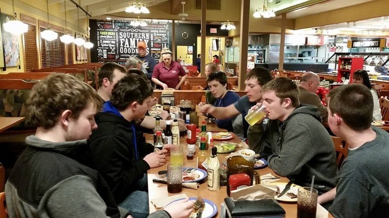 People eating at Ryan's steakhouse