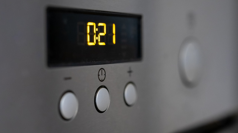 Oven timer with 21 minutes left to cook