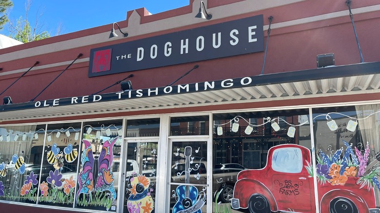 Outside the Ole Red Tishomingo restaurant with colorfull mural on window 