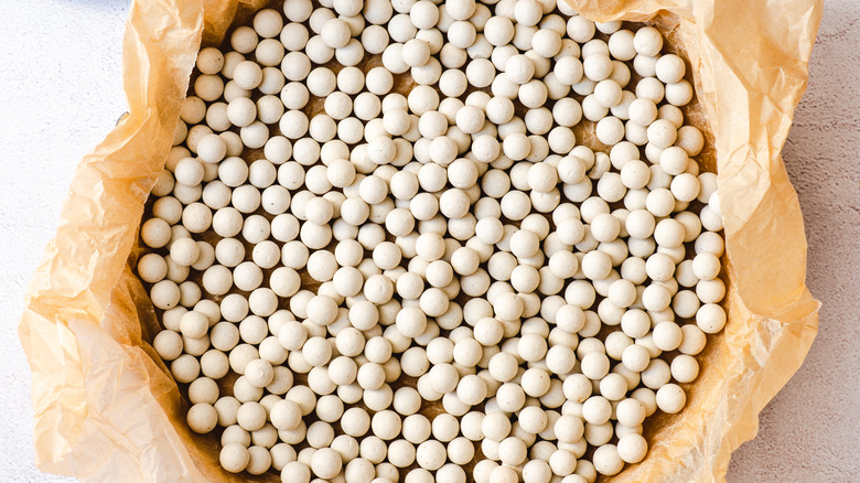 pie crust with dried beans