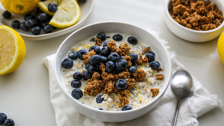 blueberry granola oats in bowl
