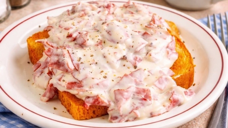 Chipped creamed beef on toast