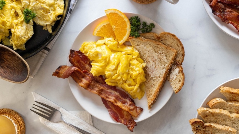 scrambled eggs with bacon