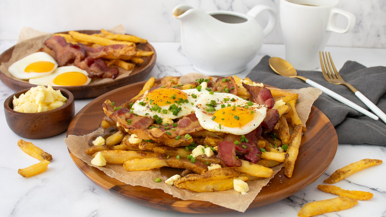 bacon egg breakfast poutine